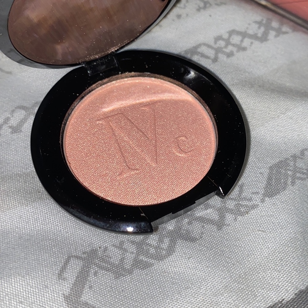 Eye shadow - Picture 2 of 2